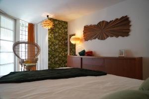 une chambre avec un lit et une grande fenêtre dans l'établissement Renovated appt in Ostende 20min from Bruges, à Ostende
