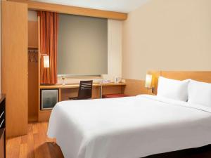 Cama ou camas em um quarto em Ibis Istanbul Zeytinburnu mais 37 fotos