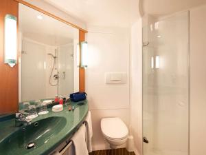 Koupelna v ubytování ibis Hotel Berlin Spandau + 37 fotografií