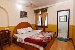 una camera da letto con un letto e una finestra di My Garden House a Kathmandu