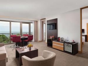 TV a/nebo společenská místnost v ubytování Novotel Trabzon