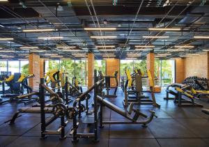Stay Wellbeing & Lifestyle Resort的健身中心和/或健身设施