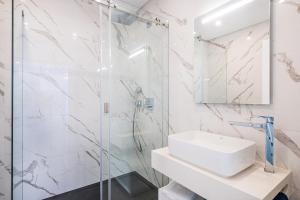 a bathroom with a sink and a shower at Sob O Mar II in Armação de Pêra +32 photos