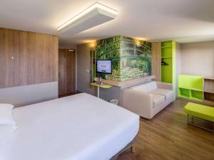 Postel nebo postele na pokoji v ubytování Ibis Styles Lille Marcq En Baroeul