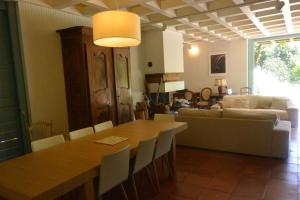a living room with a table and a couch at Agréable villa fleurie sur l'ile de Porquerolles in Porquerolles