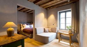 Postel nebo postele na pokoji v ubytování Townhouse Weisses Kreuz Boutiquehotel