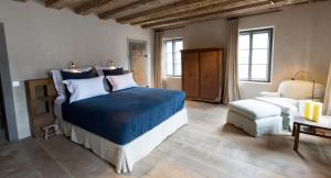 Postel nebo postele na pokoji v ubytování Townhouse Weisses Kreuz Boutiquehotel