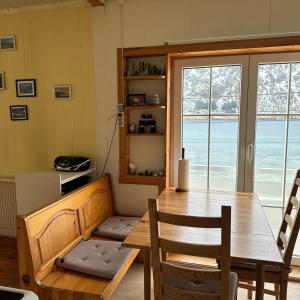 ein Esszimmer mit einem Holztisch und Stühlen in der Unterkunft Lofotenhaus direkt am Skjelfjord in Skjelfjord