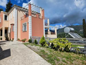 En have udenfor CORFU ALINA'S APARTMENTS