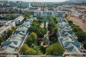 Nespecifikovaný výhled na destinaci Ejlat nebo výhled na město při pohledu z apartmánu