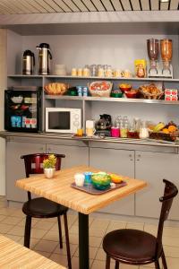A kitchen or kitchenette at Fasthotel Lens Noyelles Godault