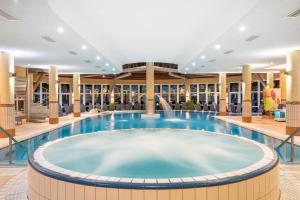 duży basen z fontanną w holu w obiekcie Lotus Therme Hotel & Spa w Hévízie