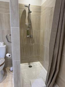 Koupelna v ubytování Le Moulin , Cinema , Terrain Tennis + 33 fotografií