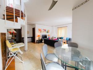 een woonkamer met een glazen tafel en stoelen bij Villa Dunn Mar V3 by YHA in Cabanas de Tavira