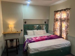 Llit o llits en una habitació de Skardu Lodge