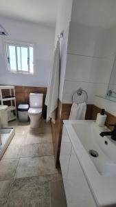 Bilik mandi di HANA Holiday house