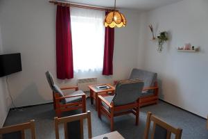 TV a/nebo společenská místnost v ubytování Letní Apartmány Nežárka