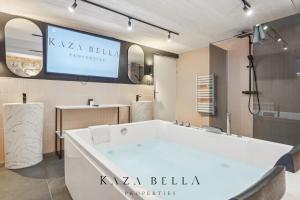 Koupelna v ubytování KAZA BELLA - Maisons Alfort 5 Luxurious apartment with private garden and Jacuzzi