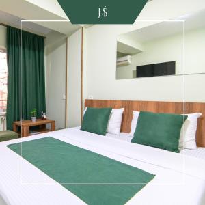 Postel nebo postele na pokoji v ubytování Hotel Serenity + 23 fotografií