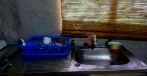 Dapur atau dapur kecil di J Travel Trail Inn- Bed Space in Hubangon, Mahinog, Camiguin