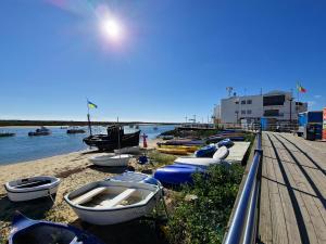 een groep boten aan de kust van een strand bij Villa Dunn Mar V3 by YHA in Cabanas de Tavira