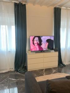 TV a/nebo společenská místnost v ubytování REALE B&b EMPOLI