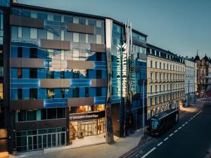 里加塔林酒店的城市街道上的一座建筑物,有一辆公共汽车