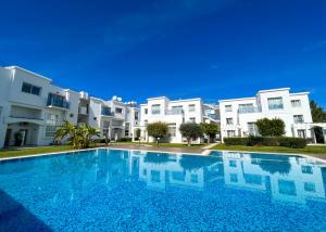 Baseinas apgyvendinimo įstaigoje Garden Loft with Pool in Alsancak Kyrenia by HolidayKeys arba netoliese