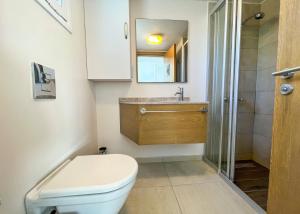 Vonios kambarys apgyvendinimo įstaigoje Garden Loft with Pool in Alsancak Kyrenia by HolidayKeys