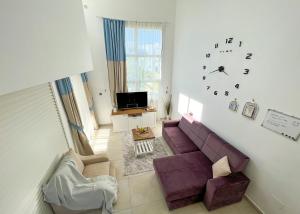 Svetainės erdvė apgyvendinimo įstaigoje Garden Loft with Pool in Alsancak Kyrenia by HolidayKeys