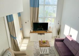 Televizorius ir (arba) pramogų centras apgyvendinimo įstaigoje Garden Loft with Pool in Alsancak Kyrenia by HolidayKeys