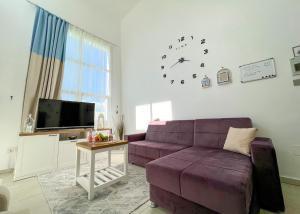 Televizorius ir (arba) pramogų centras apgyvendinimo įstaigoje Garden Loft with Pool in Alsancak Kyrenia by HolidayKeys