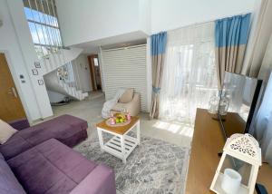Svetainės erdvė apgyvendinimo įstaigoje Garden Loft with Pool in Alsancak Kyrenia by HolidayKeys