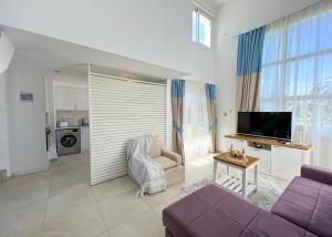 Svetainės erdvė apgyvendinimo įstaigoje Garden Loft with Pool in Alsancak Kyrenia by HolidayKeys