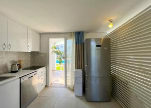 Virtuvė arba virtuvėlė apgyvendinimo įstaigoje Garden Loft with Pool in Alsancak Kyrenia by HolidayKeys
