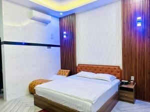 Postel nebo postele na pokoji v ubytování Bảo Ngọc Hotel