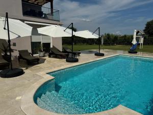 Bazén v ubytování Valdebek Apartments with pool nebo v jeho okolí