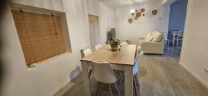 a dining room table and chairs in a room at Casa Riquelme 2 in Alpedrete