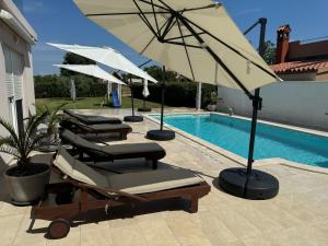 Bazén v ubytování Valdebek Apartments with pool nebo v jeho okolí