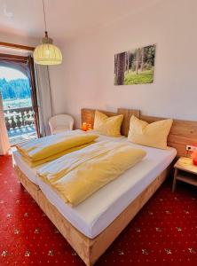 Postel nebo postele na pokoji v ubytování Landhotel Gasthof Eichhof Natters
