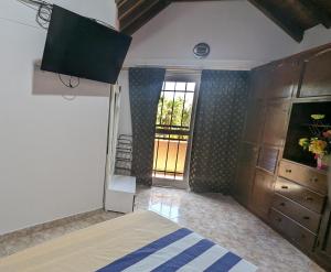 1 dormitorio con cama, ventana y vestidor en Chalet Real, en Lemos