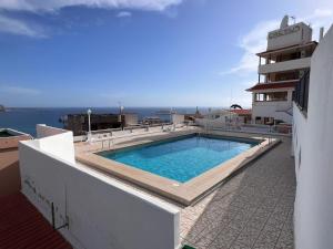 una piscina al costado de un edificio en Vista Mar y piscina climatizada, en Arona