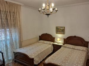 Postel nebo postele na pokoji v ubytování ALBERGUE CASA ARQUEÑA sólo peregrinos con credenciales