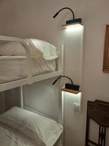Postel nebo postele na pokoji v ubytování ALBERGUE CASA ARQUEÑA sólo peregrinos con credenciales