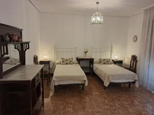 Postel nebo postele na pokoji v ubytování ALBERGUE CASA ARQUEÑA sólo peregrinos con credenciales