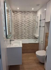 Ένα μπάνιο στο Apartament Trzcinowy