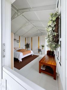 un dormitorio con una cama y una mesa en Querencia Cabin, en Gitgit