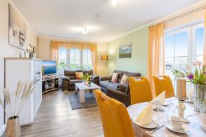 费马恩Ferienhaus Rose的带桌子的客厅和餐厅