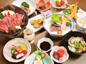 Una mesa con muchos platos de comida encima. en Sendaiya, en Hida 26 fotos más