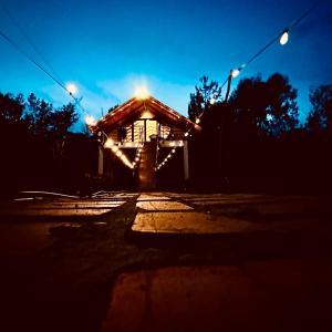a lit up building with lights in the dark at Toscana Romántica in Guatavita